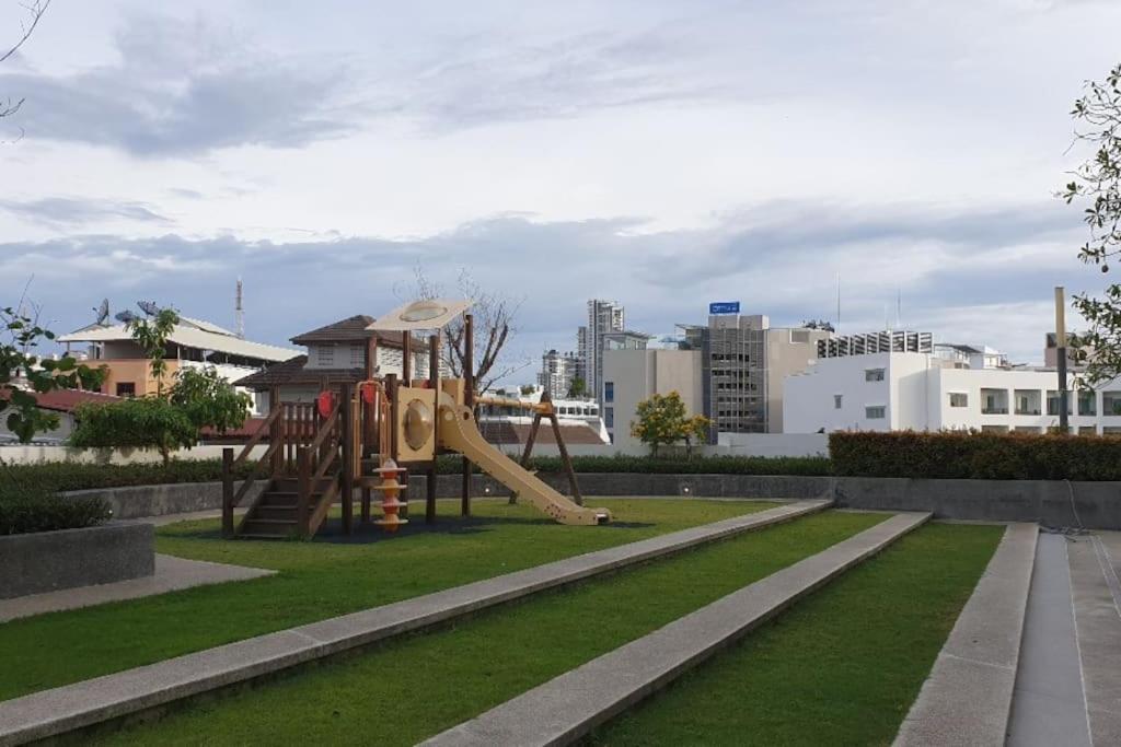 The Base Central Pattaya Quiet King-Bed With Infinity Pool & Free Netflix ภายนอก รูปภาพ
